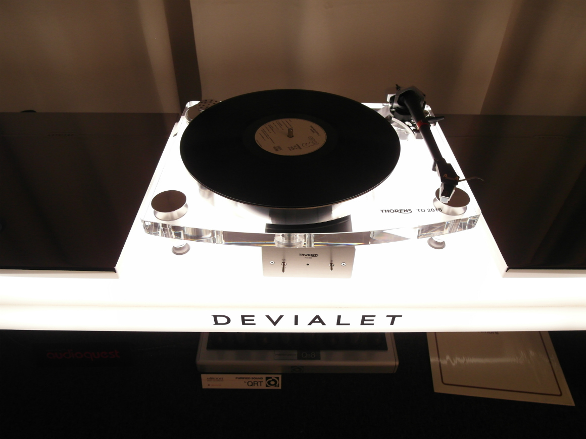 Devialet, mistrz cyfry, wyprodukował gramofon? Nie, to Thorens grający z Devialetami  (fot. wstereo.pl)