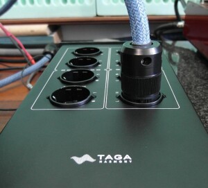 TAGA Harmony PC-5000 - test. Gniazda mocno i solidnie trzymaj a wtyczki (fot. wstereo.pl)