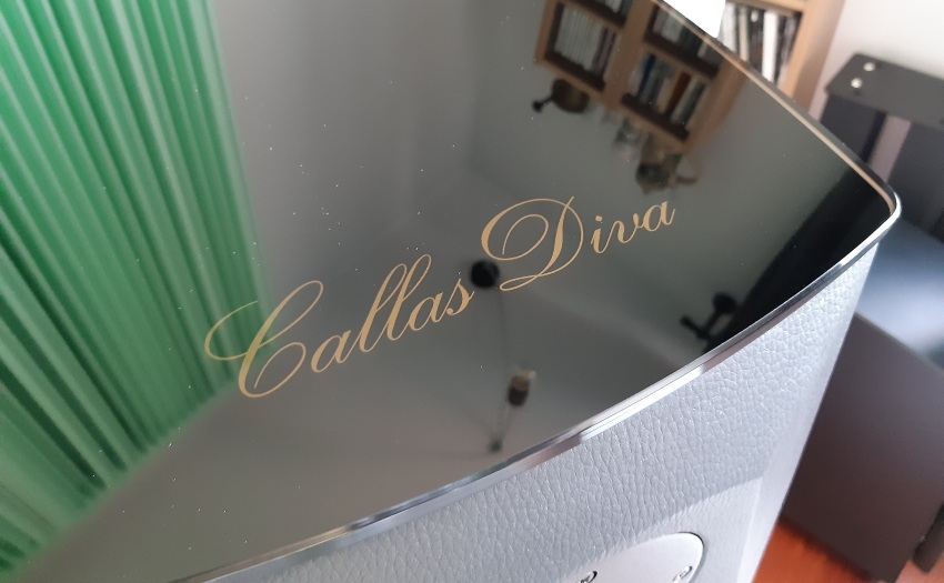 Opera Callas Diva - test. Szklana płyta na górnej ściance z nazwą modelu (fot. wstereo.pl)