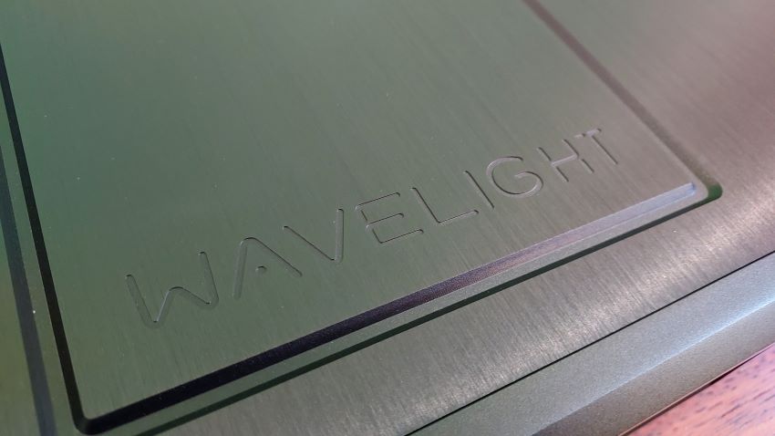 Rockna Wavelight – test. Nazwę modelu wycięto w wierzchniej, aluminiowej płycie (fot. wstereo.pl)