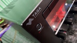 TAGA Harmony HTR 1000 V.3 - test. Przedni panel z aluminium (fot. wstereo.pl_