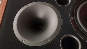 Kultura Dźwięku Jazz 1 PRO - test. Głośnik wysokotonowy w tubie i dwa bas refleksy (fot. wstereo.pl)