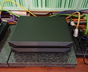 NuPrime Evolution Two - test. Wyglądają bardzo ascetycznie, ale w tym projekcie jest olbrzymi estetyczny potencjał (fot. wstereo.pl)