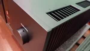 Lucarto Audio Ferro IA60 - test. Duże radiatory i otwory wentylacyjne (fot. wstereo.pl)