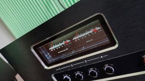 Haiku-Audio SOL V - test. Wskaźniki umieszczono na przedniej obudowie niesymetrycznie (fot. wstereo.pl)