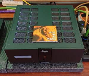 Lucarto Audio Ferro DAC - test. Duże otwory wentylacyjne zaślepione siateczkami  (fot. wstereo.pl)