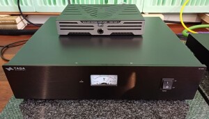 TAGA Harmony PC-7000 - test. Kondycjoner jest spory. Moja malutka końcówka  w klasie D wygląda przy nim, jak zabawka (fot. wstereo.pl)