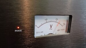 TAGA Harmony PC-7000 - test. Charakterystyczny, biały wskaźnik napięcia (fot. wstereo.pl)