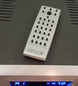W komplecie otrzymujemy systemowego pilota (fot. wstereo.pl)