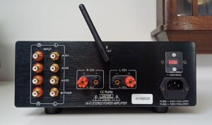 Pier Audio MS-580 SE test. Wejście na końcówkę mocy i antena do łączności ze smartfonem. Jest, co trzeba (fot.wstereo.pl)