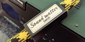Hijiri SM2R-L "Sound Matter" - test. Jedyny ozdobny element na kablu to drewienko z marką i nazwą modelu (fot. wstereo.pl)