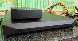 NuPrime Evolution Stream - test. Streamer z dedykowanym mu zasilaczem liniowym (fot. wstereo.pl)