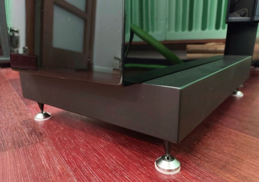 Davis Acoustics Courbet N°5 – test. Podstawy utrzymują skrzynki w pochylonej pozycji. Wkręcamy w nie kolce (fot. wstereo.pl)