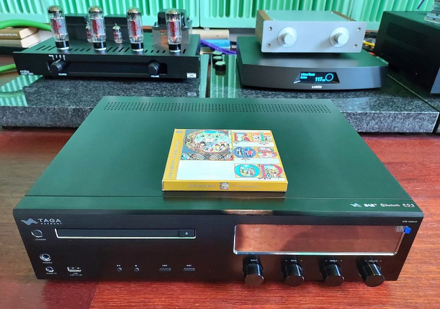 TAGA Harmony HTR-1500CD - test. Urządzenie ma klasyczne wymiary większości klocków audio (fot. wstereo.pl)