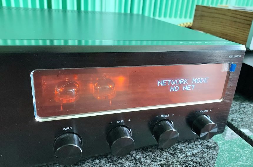 Test TAGA Harmony HTR-1500CD. Okienko z lampami podświetlonymi na czerwono to znak rozpoznawczy TAGI (fot. wstereo.pl)