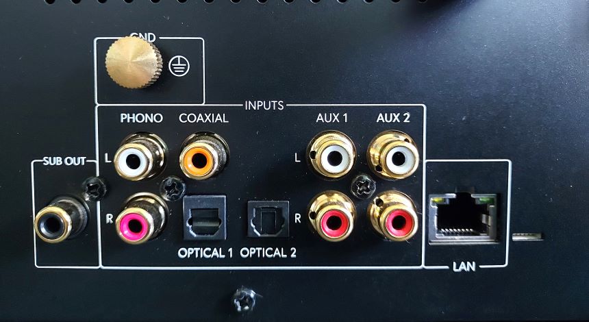 TAGA Harmony HTR-1500CD - test. Zaskakuje - jak na system all-in-one - spora liczba wejść (fot. wstereo.pl)