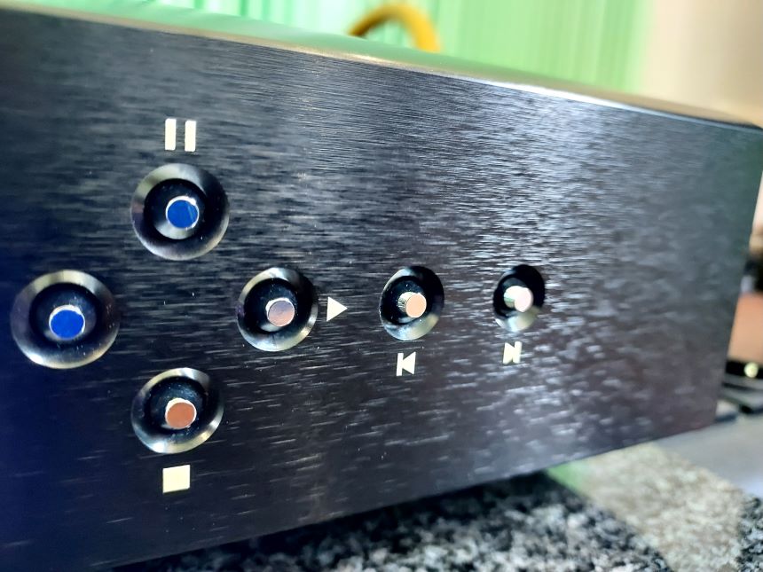 Norma Audio Rewo CDP-2 - test. Przyciski są niewielkie, ale działają sprawnie (fot. wstereo.pl)