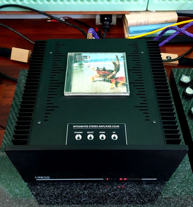 MORE Audio CS100 - test. Ciekawy projekt z przyciskami na górze (fot. wstereo.pl)