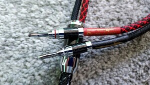TCI Python II Silver Carbon - test. Bardzo solidne wtyczki. Dostępne są też widełki  rodowane (fot. wstereo.pl)