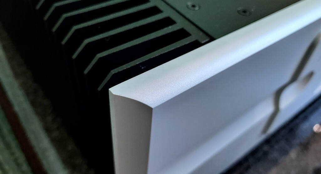 Bryston 4B³ - test. Przedni panel jest znakomicie wykończony (fot. wstereo.pl)