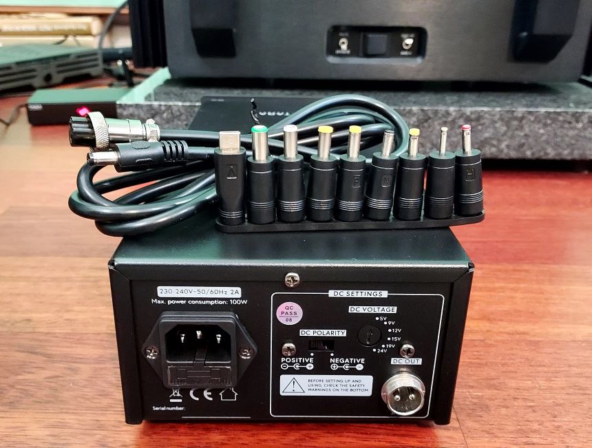 TAGA Harmony LPS-100 - test. W komplecie różne wtyczki (fot. wstereo.pl)