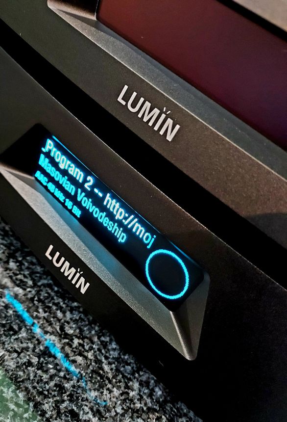 Lumin T3x - test. Charakterystyczne niebieskie wyświetlacze charakterystyczne dla firmy (fot. wstereo.pl)